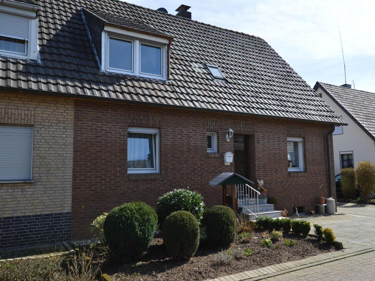 Cozy Apartment In Rees With Free Wifi Buitenkant foto